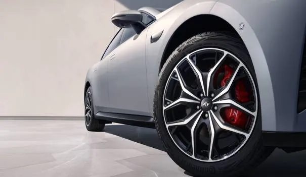 Detalle frontal del Dongfeng Eπ 007 EV 530 km