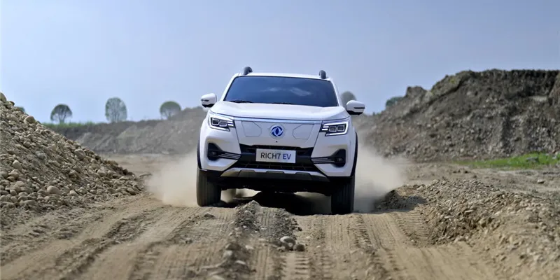 Dongfeng Rich 7 EV en ruta de tierra