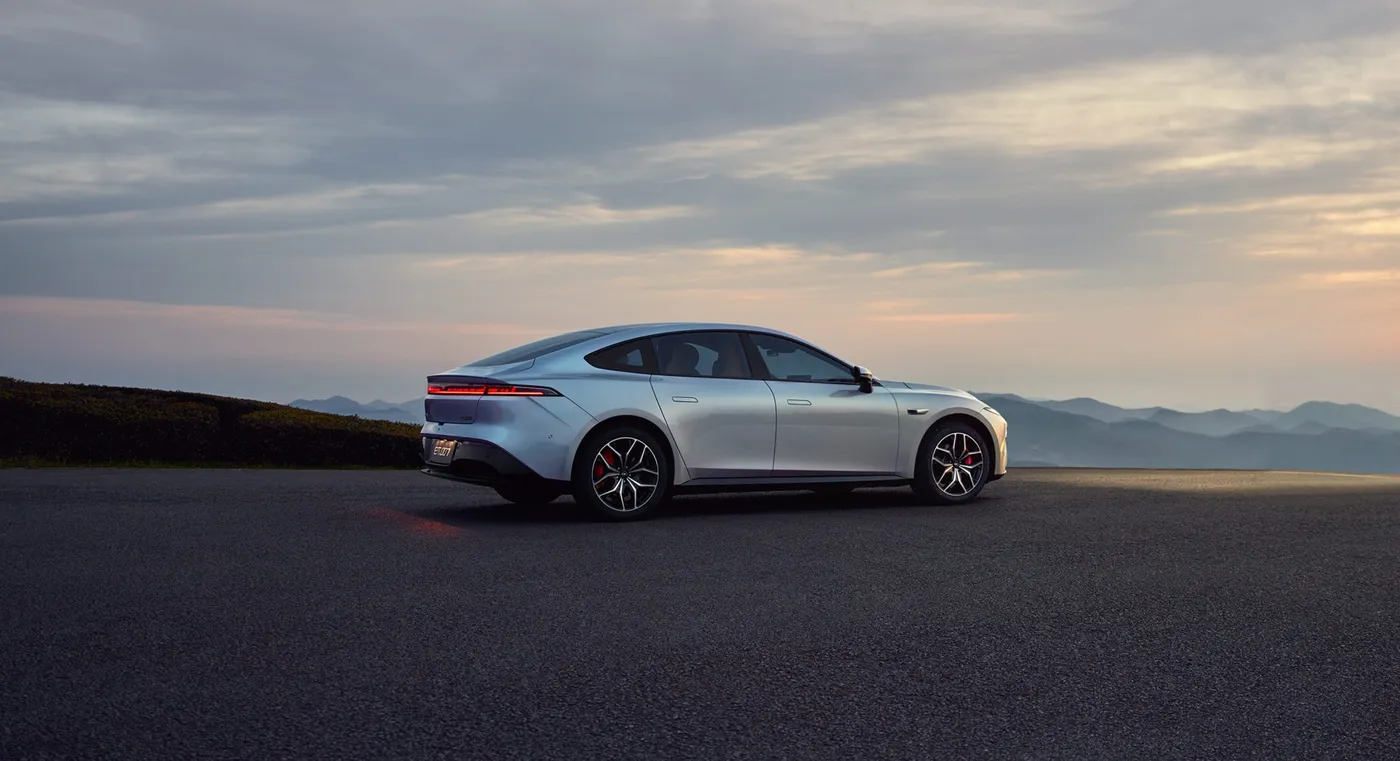 Dongfeng Eπ 007 PHEV vista lateral