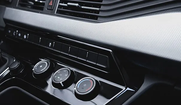 Detalle frontal de la Van K33 Cargo